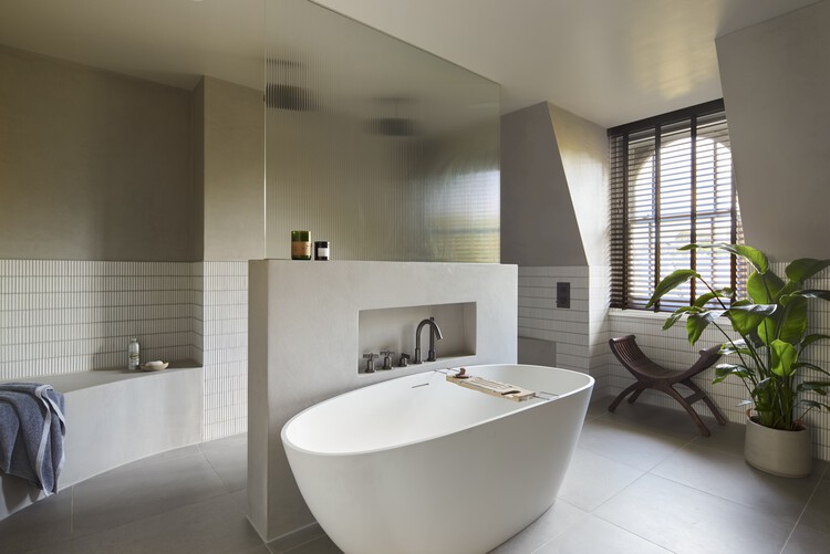 Russet House / Mulroy Architects-インテリア写真、バスルーム、バスタブ、照明、流し台