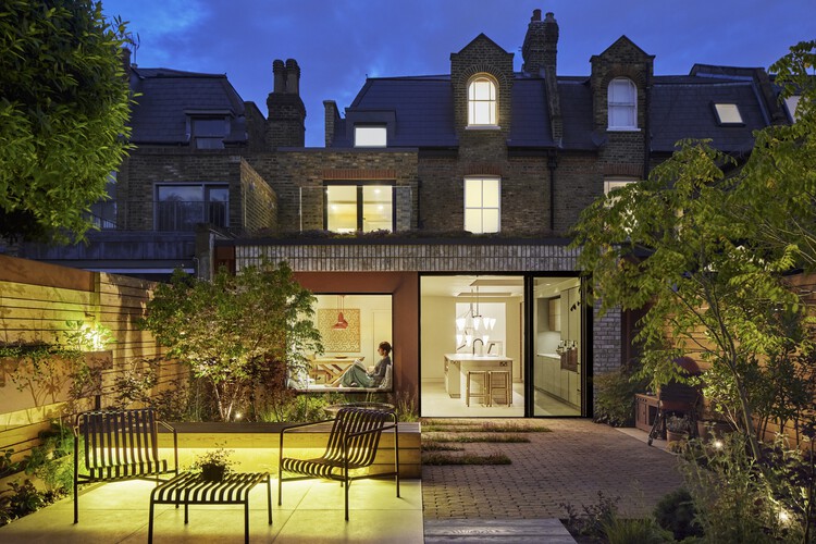 Russet House / Mulroy Architects -Exterior Photography、Facade、Brick、Door、Garden、Courtyard