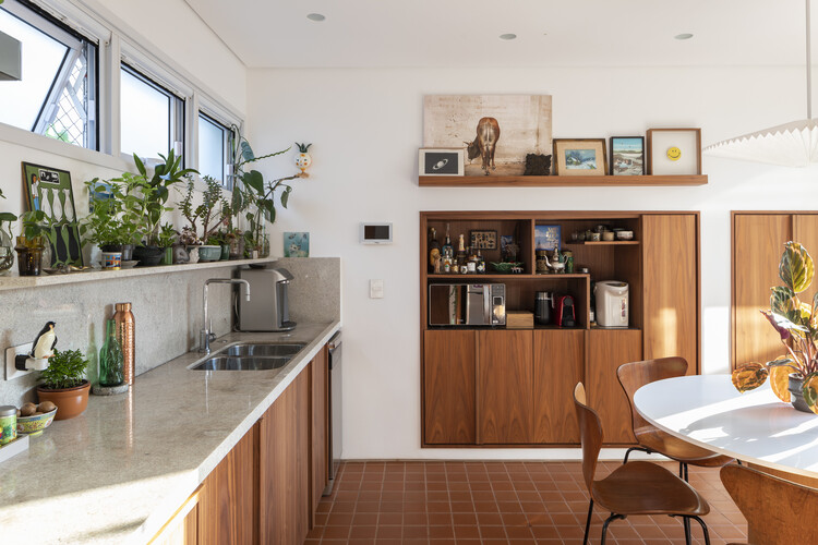Frid Villa / Vapor Arquitetura-インテリア写真、キッチン、カウンタートップ、木材、照明、棚