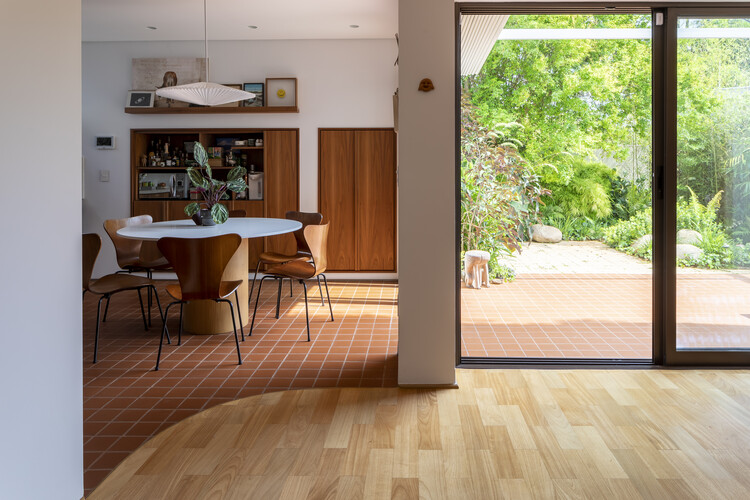 Frid Villa / Vapor Arquitetura-インテリア写真、ダイニングルーム、木材、ドア、椅子