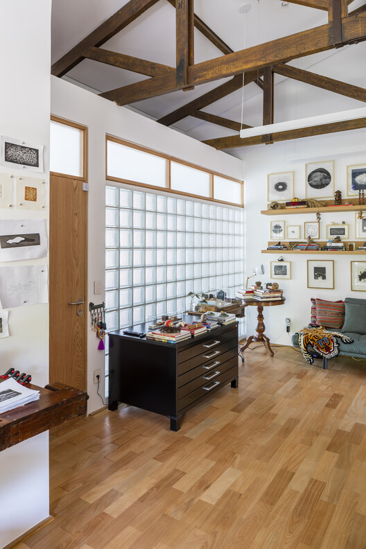 Frid Villa / Vapor Arquitetura-インテリア写真、キッチン、木材、照明、棚、ガラス