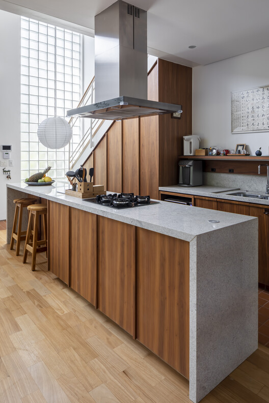 Frid Villa / Vapor Arquitetura-インテリア写真、キッチン、木材、カウンタートップ