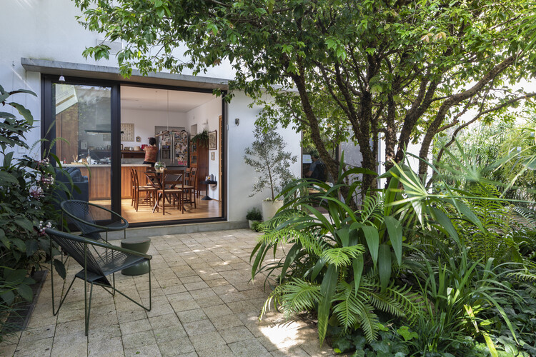 Frid Villa / Vapor Arquitetura-外観写真、木、庭、ドア、椅子、中庭、パティオ