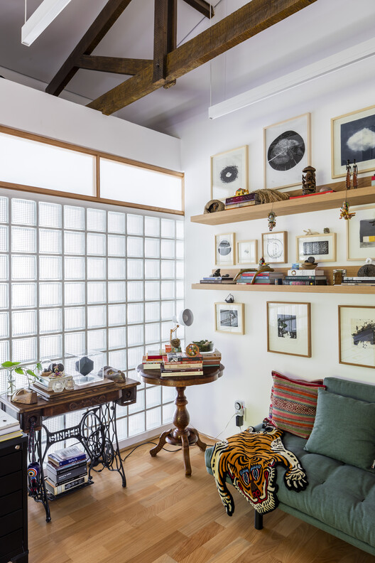 Frid Villa / Vapor Arquitetura-インテリア写真、木材、照明、棚