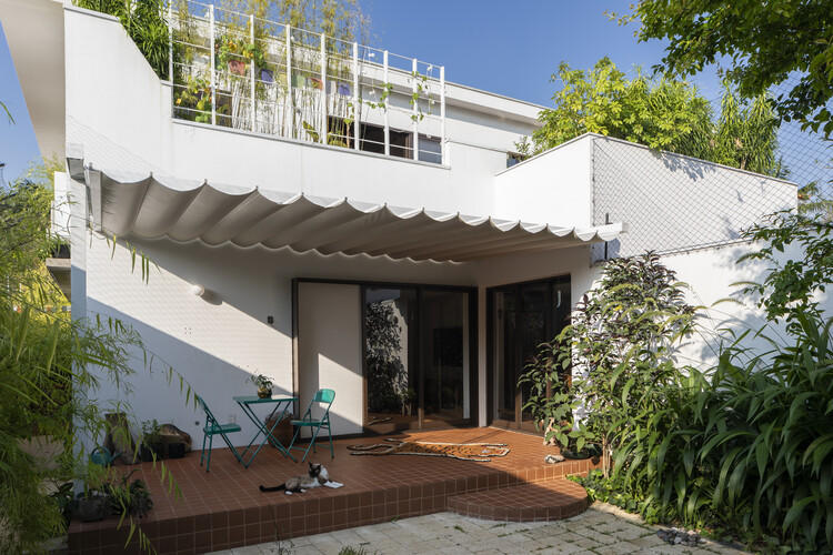 Frid Villa / Vapor Arquitetura-外観写真、椅子、バルコニー、中庭、パティオ