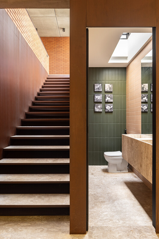 7本の木の家 / Hersen Mendes Arquitetura-インテリア写真、階段、木材