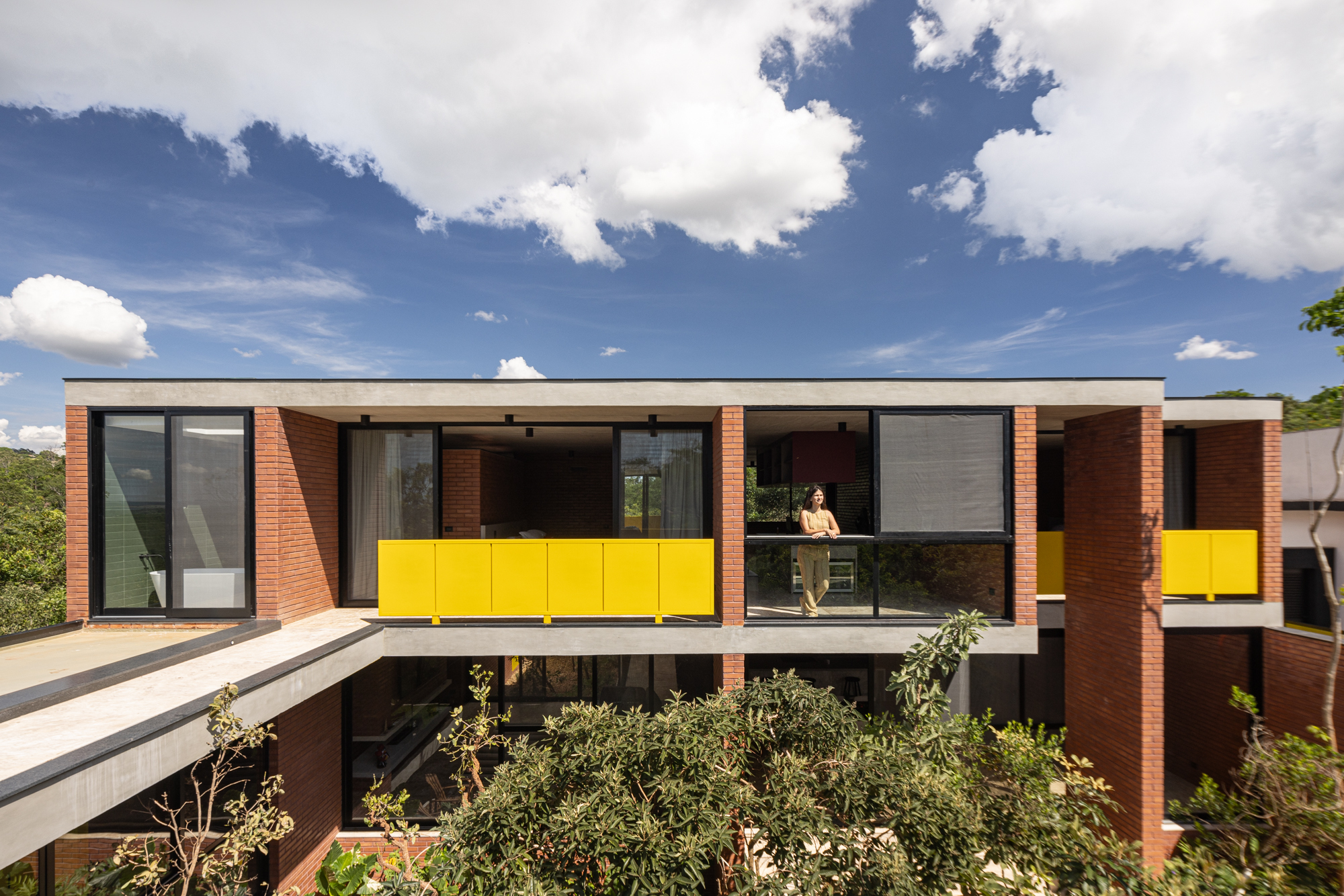 7本の木の家 / Hersen Mendes Arquitetura