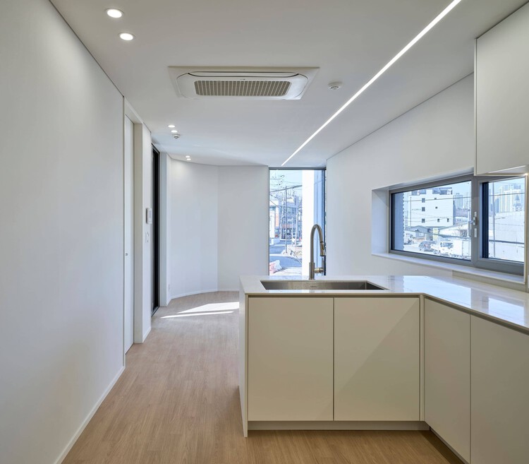Nabi House / Todot Architects and Partners-インテリア写真、キッチン、カウンタートップ、ガラス、椅子