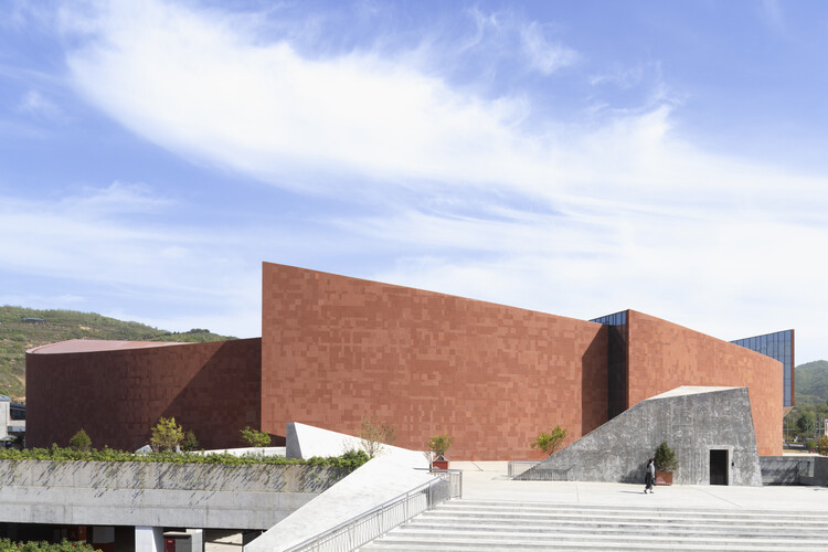 Maiji Mountain Visitor Center / ZXD Architects + Biad -Image3 of 38