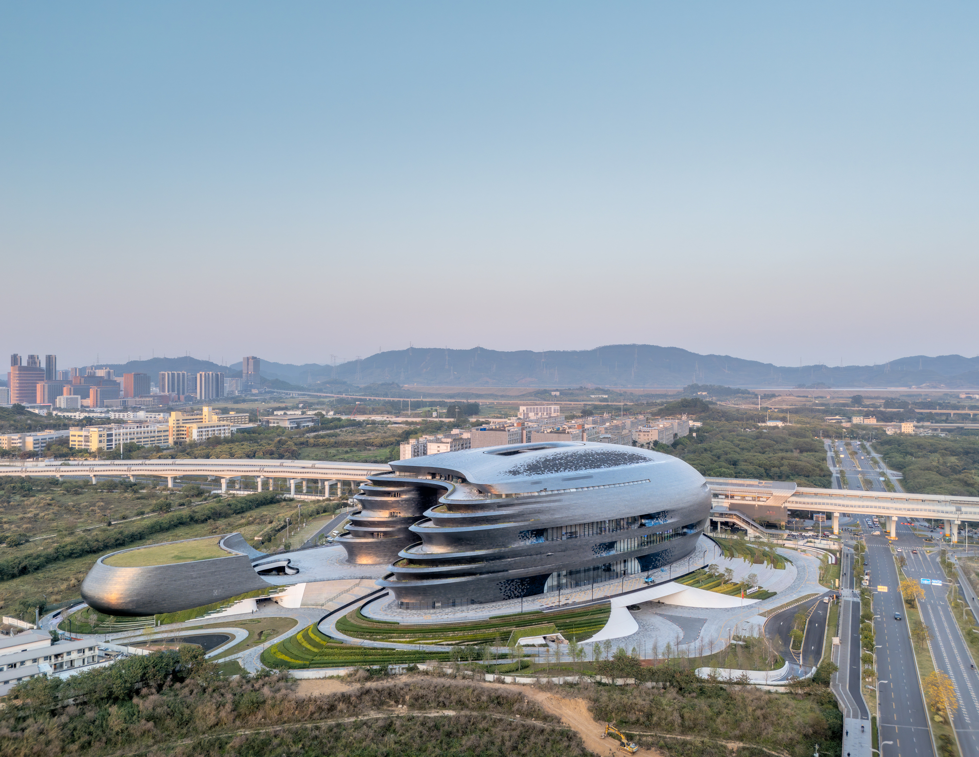 Zaha Hadid Architectsが深セン科学技術博物館を完成させます