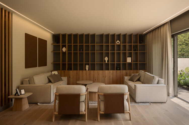 Ataraxia House / Mem Arquitectos-インテリア写真、木材、ソファ、テーブル、照明、椅子、棚