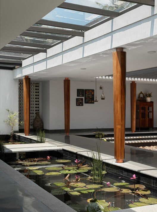 House of Quad / Thomas Parambil Architects-インテリア写真、ガラス、ビーム、中庭