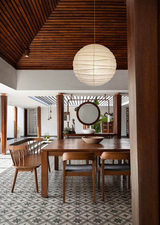 House of Quad / Thomas Parambil Architects-インテリア写真、ダイニングルーム、木材、テーブル、椅子