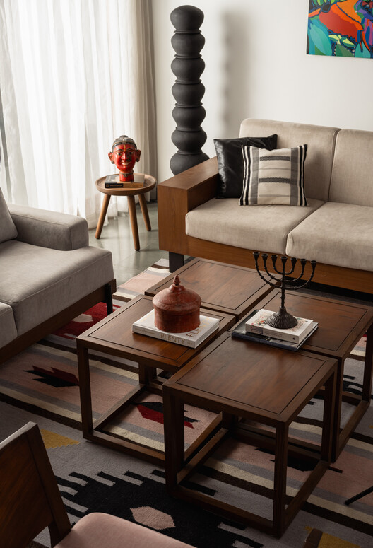 House of Quad / Thomas Parambil Architects-インテリア写真、リビングルーム、木材、テーブル、ソファ、椅子