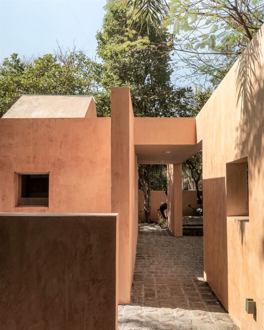 Datta Vihara Shrine / Karan Darda Architects -Exterior Photography、Concrete