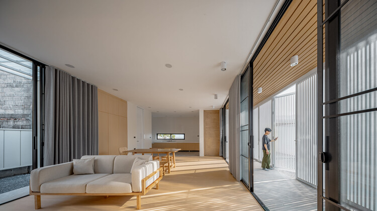 Phimai Residence / Studio Bewell-インテリア写真、リビングルーム、木材、ガラス
