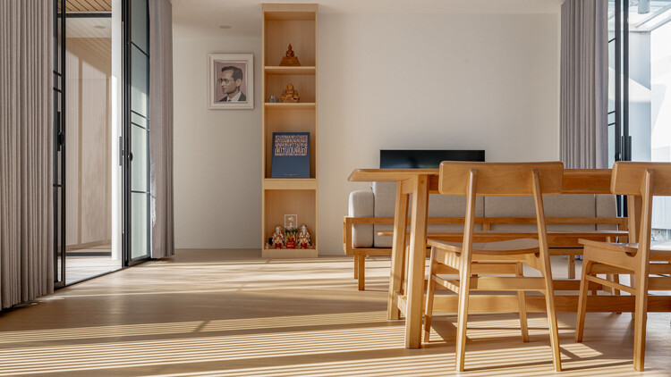 Phimai Residence / Studio Bewell-インテリア写真、木材、テーブル、椅子