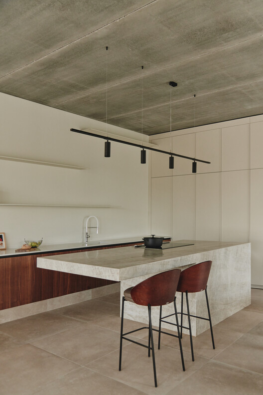 El Recer House / Viraje arquitectura-インテリア写真、キッチン、木材、カウンタートップ、椅子