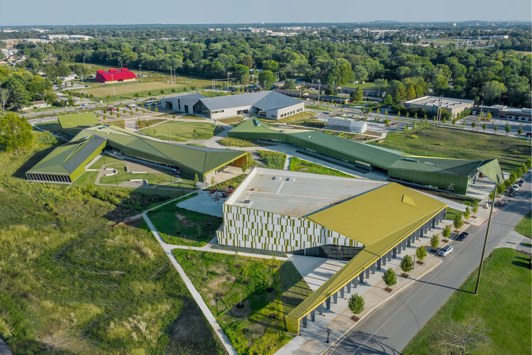MHCAPは、Marlon Blackwell Architects、Eskewdumezripple、およびAndropogon AssociatesによるThaden Schoolを5番目のAmericas賞賞受賞者として発表しました。