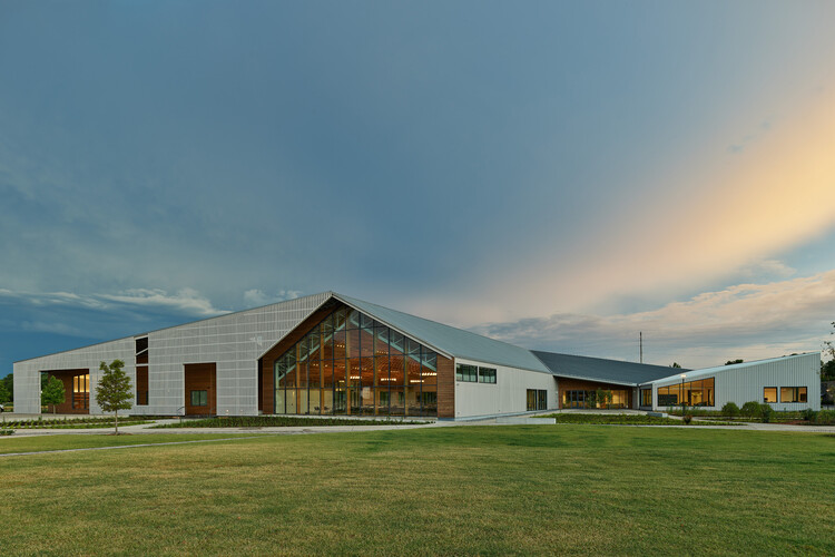 MHCAPは、Marlon Blackwell Architects、Eskewdumezripple、およびAndropogon AssociatesによるThaden Schoolを5番目のアメリカ賞賞受賞者として発表しました。