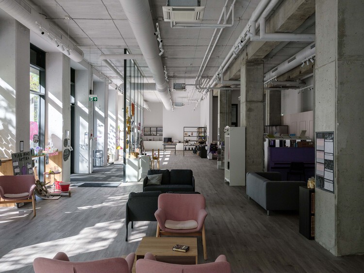 Herojus School / Architectural Bureau G.Natkevicius＆Partners-インテリア写真、リビングルーム、椅子、照明