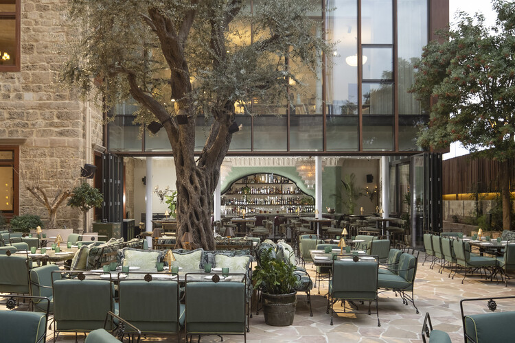 Beihouse / Dagher Hanna＆Partners-外観写真、椅子、テーブル、パティオ、中庭
