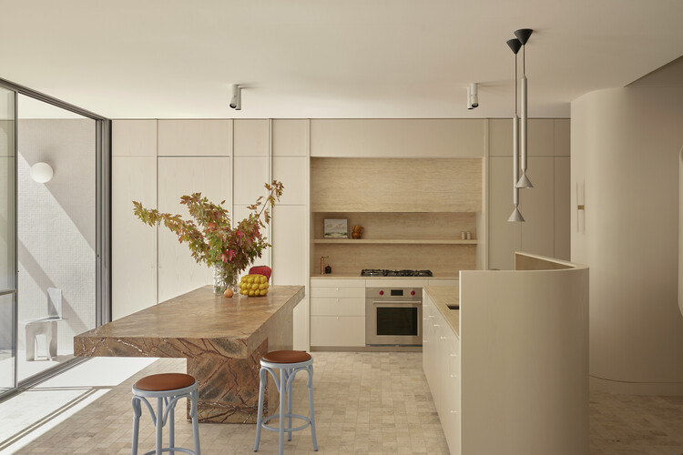 Malvern House / Studio Ceravolo-インテリア写真、キッチン、木材、カウンタートップ、照明、テーブル、椅子