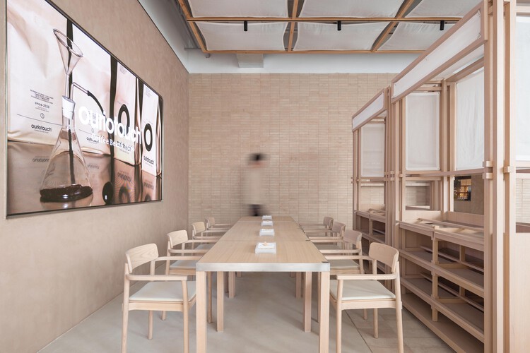 Ourio Coffee / NDBデザイン - インテリア写真、ダイニングルーム、木材、テーブル、椅子