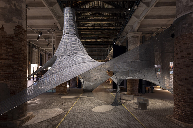 「アーキテクチャはサバイバル」：2025年のヴェネツィア建築ビエンナーレでキュレーターのカルロ・ラッティとの会話 - イメージ2/7