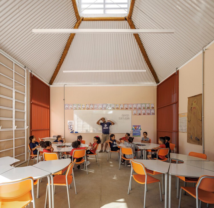 MóduloJoãodeBarro School / Mach Arquitetos + Biri-インテリア写真、椅子