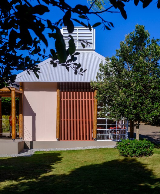 MóduloJoãodeBarro School / Mach Arquitetos + Biri-外観写真、庭
