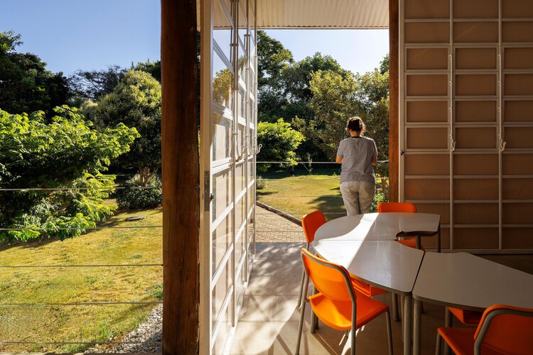 MóduloJoãodeBarro School / Mach Arquitetos + Biri-外観写真、木、庭