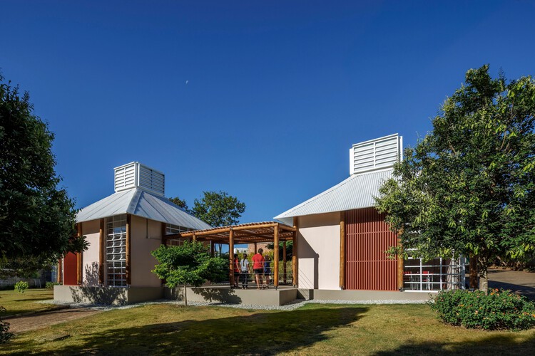 MóduloJoãodeBarro School / Mach Arquitetos + Biri-外観写真、庭