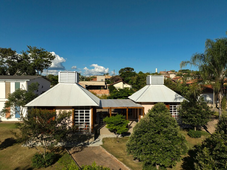 MóduloJoãodeBarro School / Mach Arquitetos + Biri-外観写真、庭