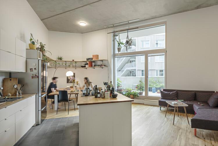 Quartiershaus am Stadtbalkon / Feld72-インテリア写真、キッチン、木材、照明、椅子、カウンタートップ