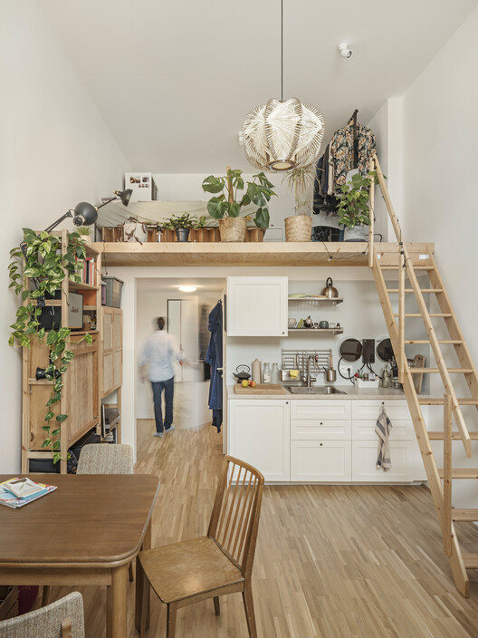 Quartiershaus am Stadtbalkon / Feld72-インテリア写真、キッチン、木材、椅子、階段