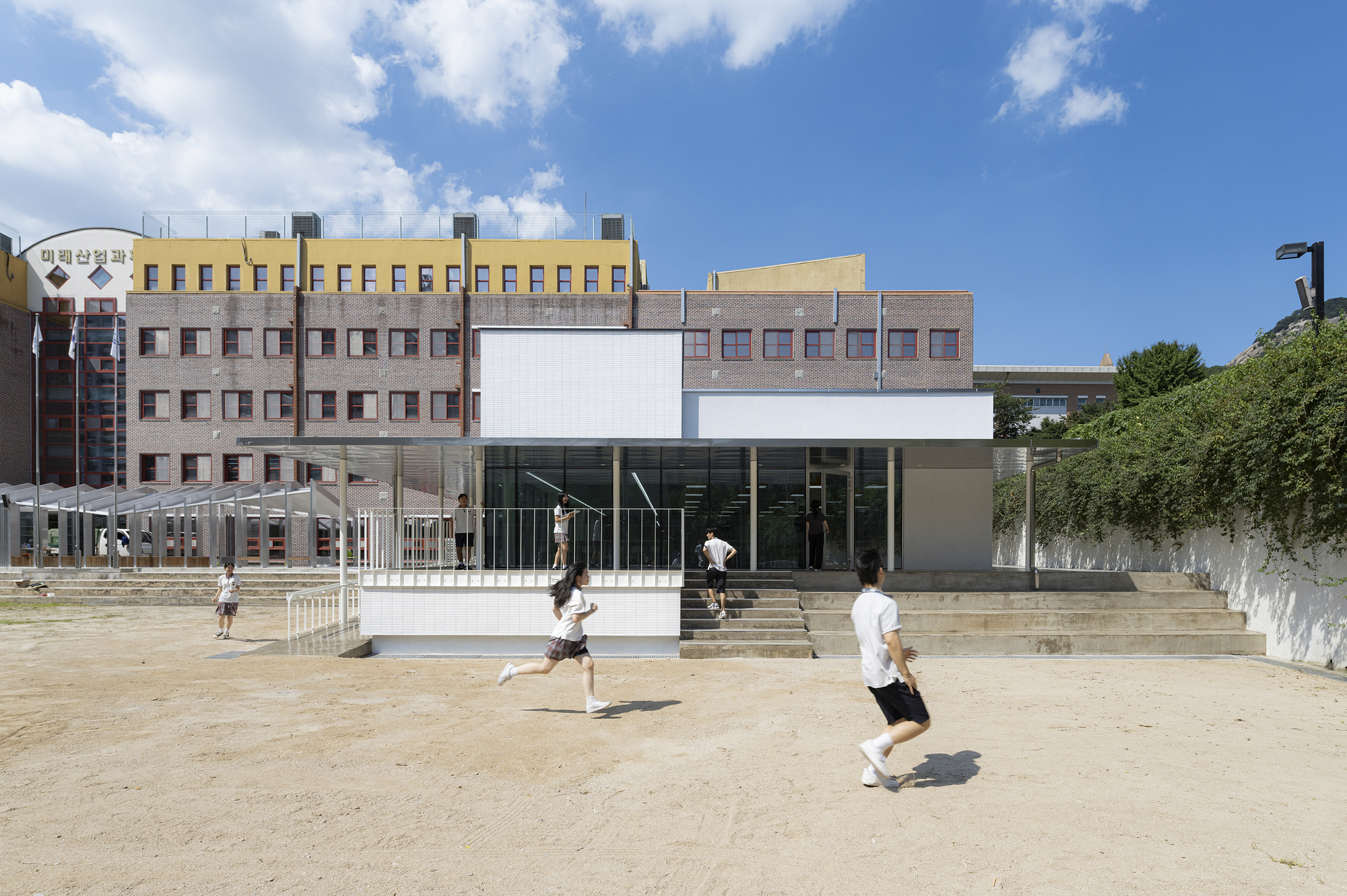 ミラエ高校の科学技術カフェテリアエクステンション /ベアグラウンドアーキテクツ