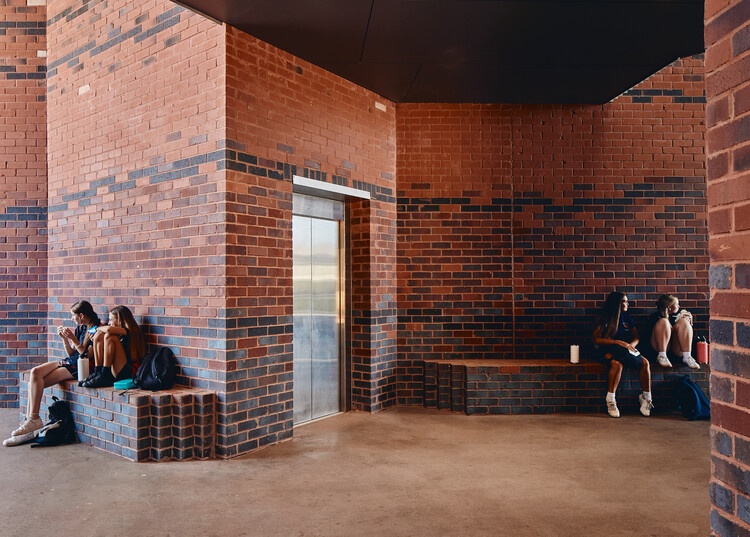 Karratha Senior High School Technical Learning施設 / Iredale Pedersen Hook Architects-インテリア写真、レンガ