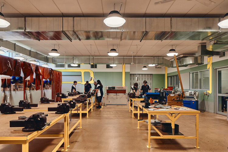 Karrathaシニア高校技術学習施設 / Iredale Pedersen Hook Architects-インテリア写真、照明、椅子