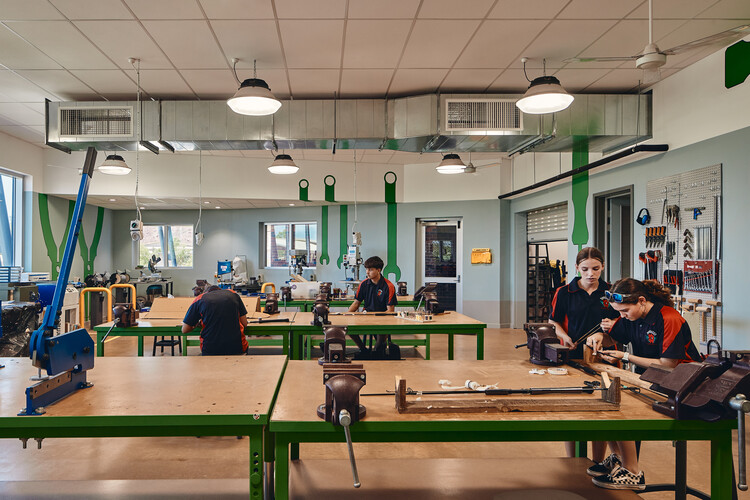 Karrathaシニア高校技術学習施設 / Iredale Pedersen Hook Architects-インテリア写真、テーブル