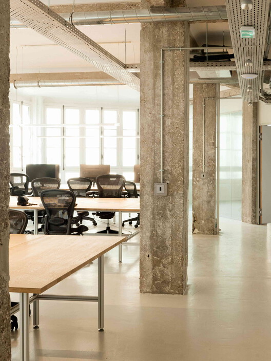 Chez Riot Office Space / uti Architectes-インテリア写真、ダイニングルーム、椅子