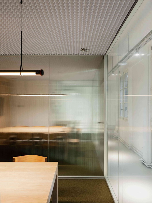 Chez Riot Office Space / uti Architectes-インテリア写真、照明、ガラス