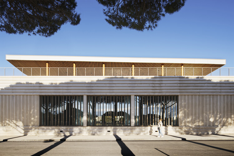 イベントホールL'Agora and Ernest Hemingway Media Library / Ateliers A+ -Exterior Photography