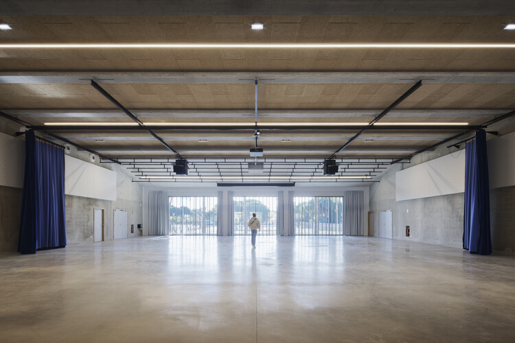 イベントホールL'Agora and Ernest Hemingway Media Library / Ateliers A+ -Image4 of 25