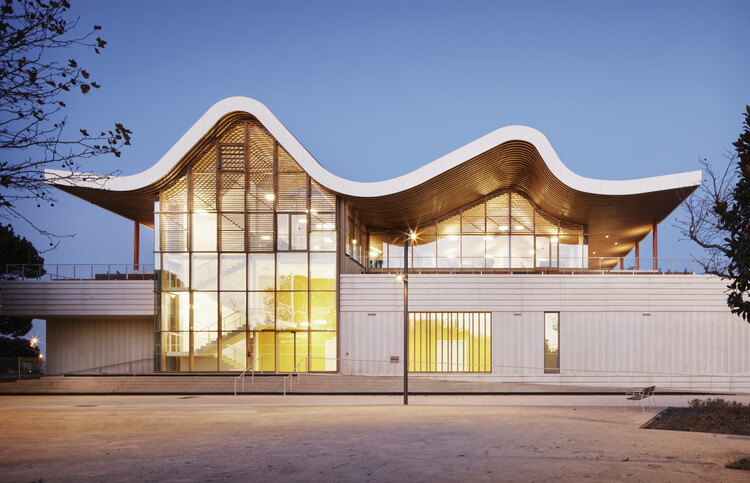 イベントホールL'Agora and Ernest Hemingway Media Library / Ateliers A+ -Exterior Photography