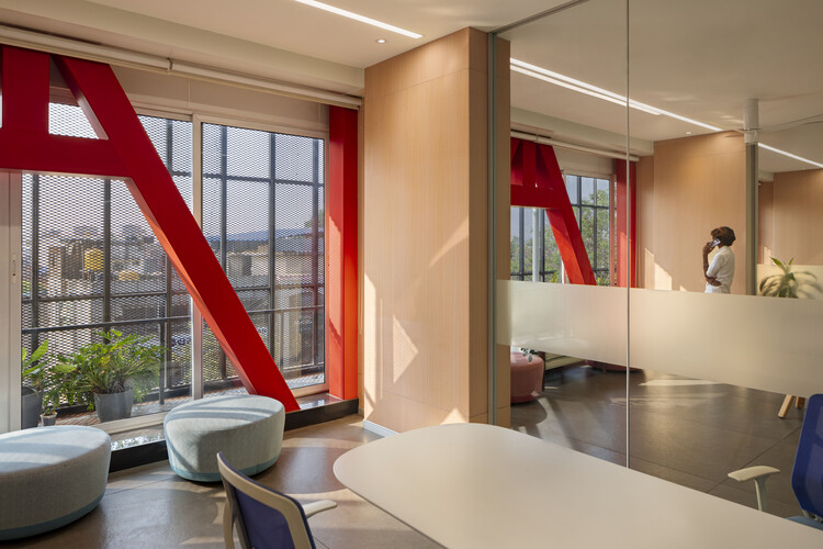 ホバースペース -  KLE Society Head Office / ThirdSpace Architecture Studioの拡張 - インテリア写真、椅子、ガラス