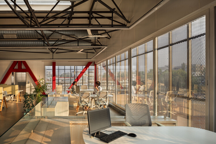 ホバースペース -  KLE Society Head Office / ThirdSpace Architecture Studioの拡張 - インテリア写真、リビングルーム、椅子