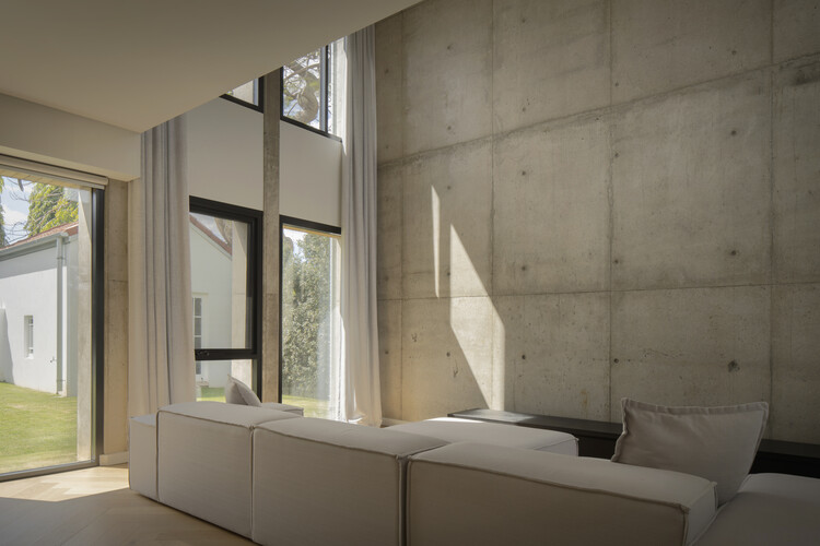 Dohori House / George Koupharitsas Architects-インテリア写真、寝室、コンクリート