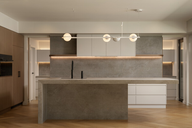 Dohori House / George Koupharitsas Architects-インテリア写真、木材、カウンタートップ、キッチン、照明、ガラス