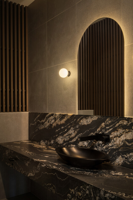 Dohori House / George Koupharitsas Architects-インテリア写真、バスルーム、照明、流し台